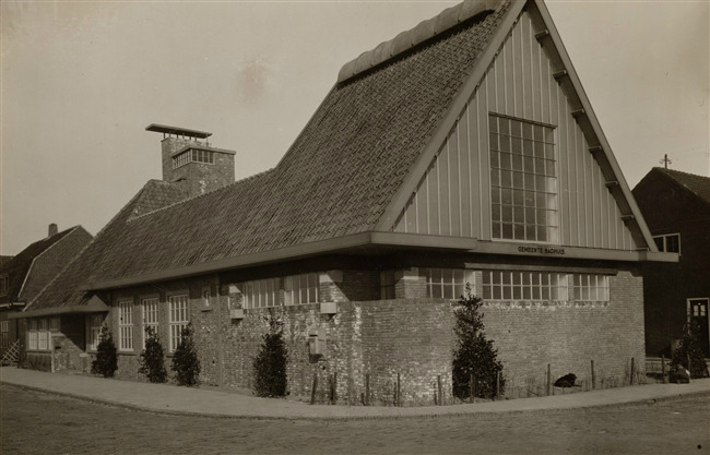 Het Gemeente Badhuis, kort na oprichting in 1927.
              <br/>
              bron: beeldbank stadsarchief, 1927